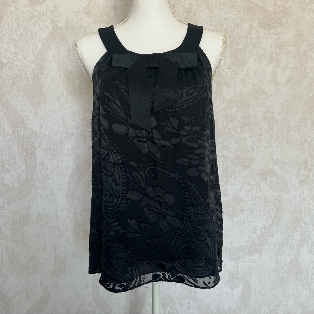 Women’s Black Sleeveless Floral Top in a Size L.